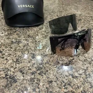 Versace sunglasses with two addition shades to go with the original. Versace VE2252 100287 Gold Sunglasses for Man – LookerOnline main image 4